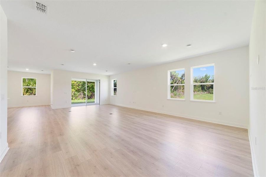 Spacious, unfurnished interior of a new home in Estates at Lake Jesup, Sanford (Image 23).