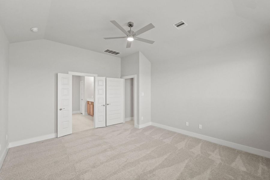 Spacious, unfurnished interior of a new home in Briarwood Crossing, Rosenberg (Image 9).