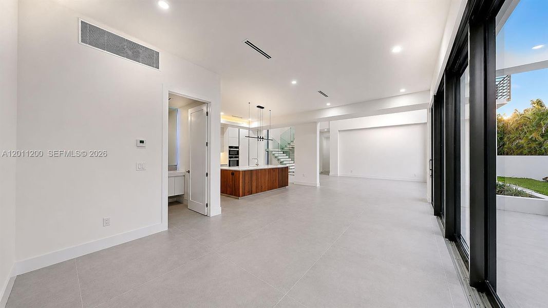 Spacious, unfurnished interior of a new home in , Miami Lakes (Image 68).