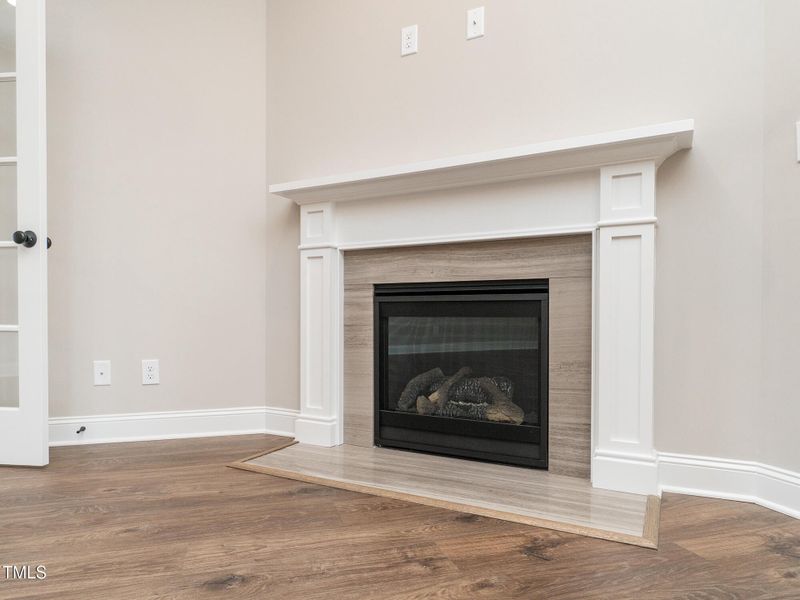 17 2374_WhelenDr LivRm3