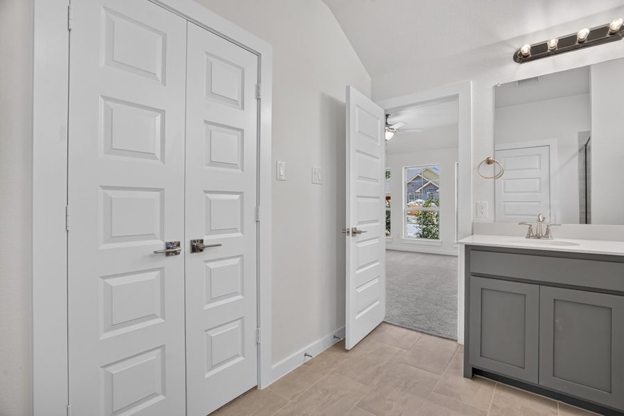 Furnished interior view inside a new home in Trail Creek, Cleburne (Image 20).
