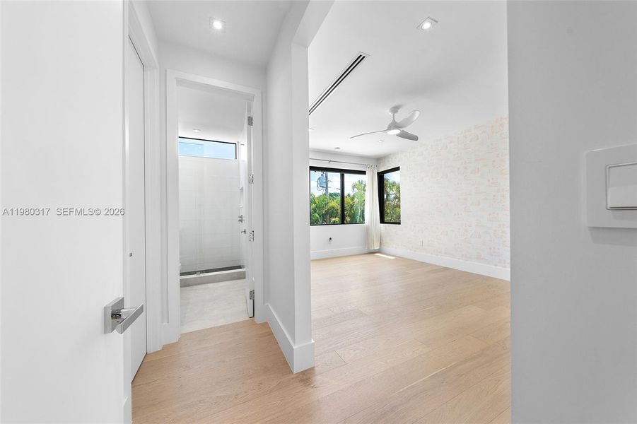 Spacious, unfurnished interior of a new home in , Fort Lauderdale (Image 24).