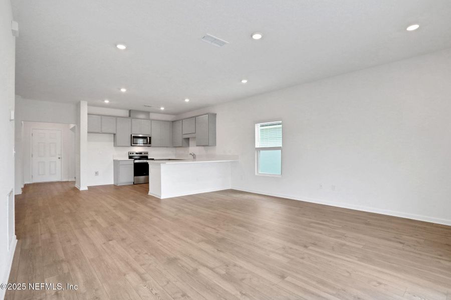 Spacious, unfurnished interior of a new home in Bellbrooke, Jacksonville (Image 43).