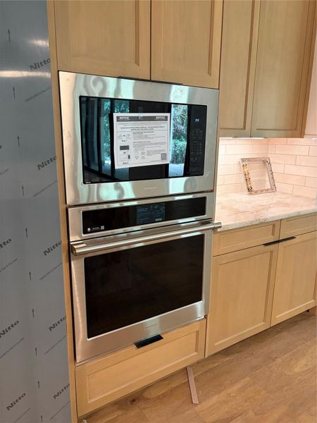 Oven - Microwave in primary kitchen Oven - Microwave in primary kitchen