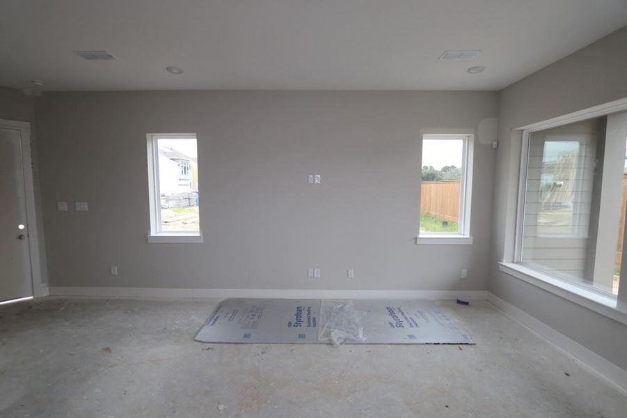 Spacious, unfurnished interior of a new home in Retreat at Oak Park, Houston (Image 11).