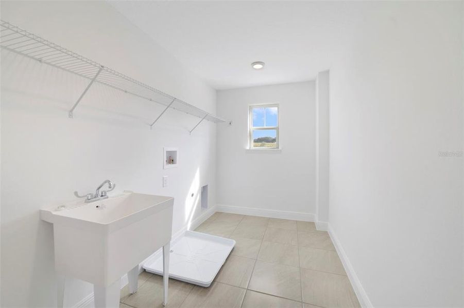 Spacious, unfurnished interior of a new home in Vintner Reserve, Clermont (Image 14).