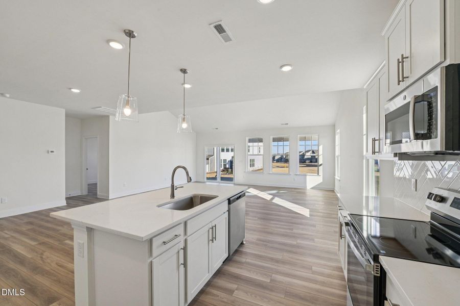 11-web-or-mls-Hipwood Dr-S2901-011