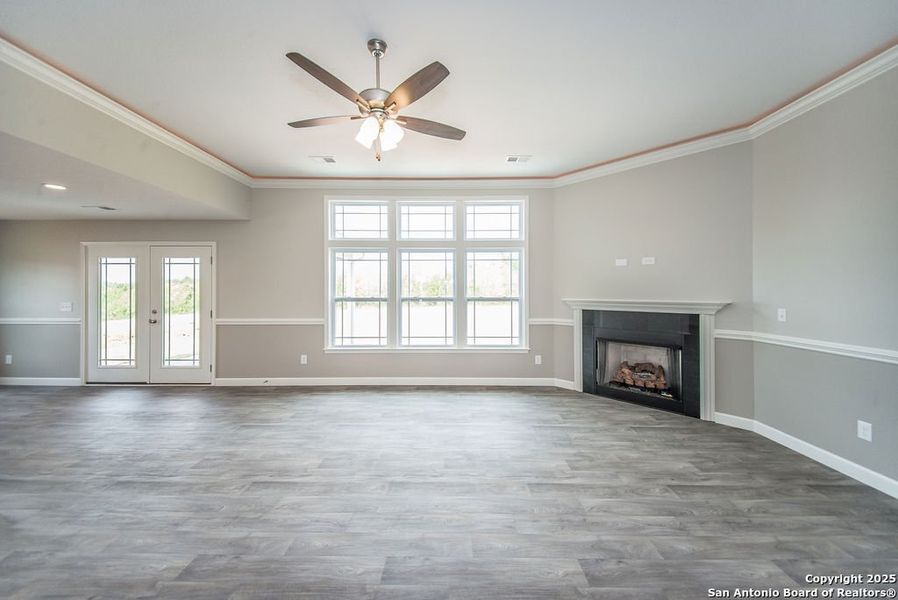 Spacious, unfurnished interior of a new home in Las Palomas Country Club Estates, La Vernia (Image 13).
