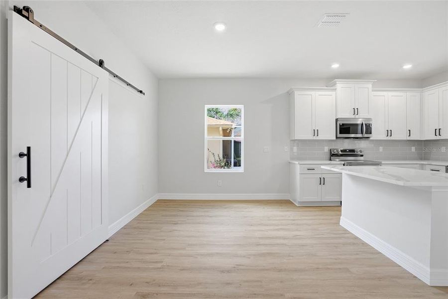 Spacious, unfurnished interior of a new home in , Ocala (Image 18).