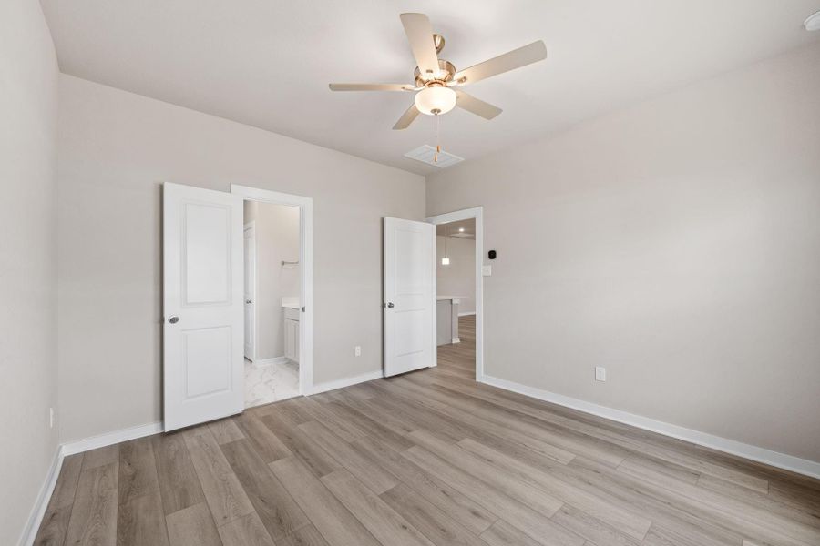 Spacious, unfurnished interior of a new home in Windrose Green 50', Angleton (Image 19).