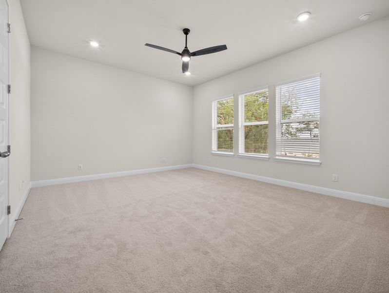 Spacious, unfurnished interior of a new home in Cibolo Crossing, Universal City (Image 13).