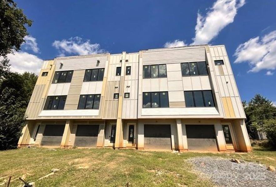 Condo located in Charlotte, NC showcasing its design and architecture (Image 3). Condo located in Charlotte, NC showcasing its design and architecture (Image 3).