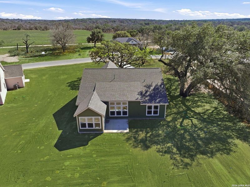 Exterior details and patio area of a home in Lonesome Dove, San Antonio (Image 28).