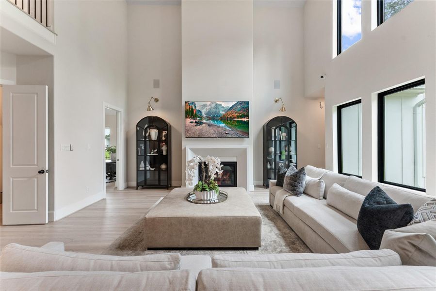 The living space balances architectural volume with backyard views and easy access to the kitchen. It creates an inviting central hub for family connection, hosting, and relaxed evenings at home.