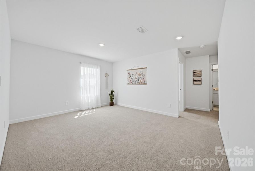 Spacious, unfurnished interior of a new home in Buffalo Ridge, Newton (Image 23).