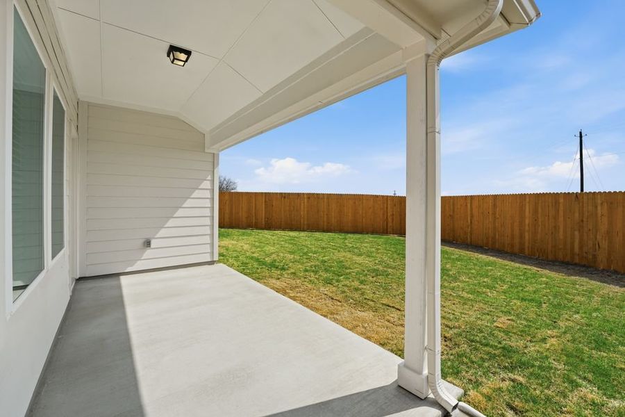 Exterior details and patio area of a home in Longview, Del Valle (Image 3).