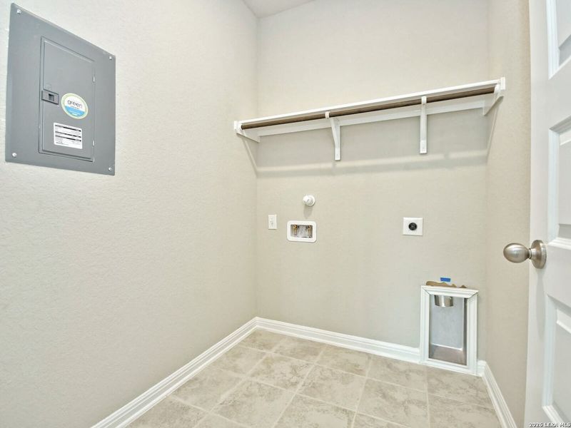 Spacious, unfurnished interior of a new home in Thomas Pond, San Antonio (Image 13).