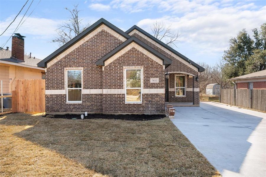 View of front of home featuring a front yard