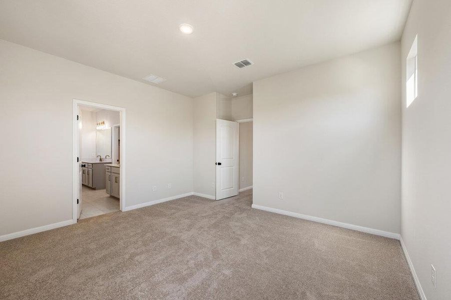 Spacious, unfurnished interior of a new home in Lariat, Liberty Hill (Image 34).