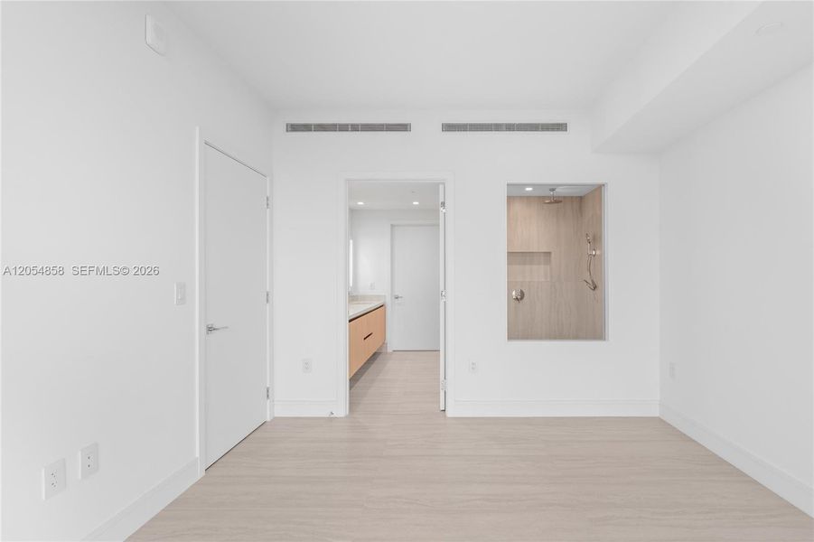 Spacious, unfurnished interior of a new home in One Park Tower, Miami (Image 50).