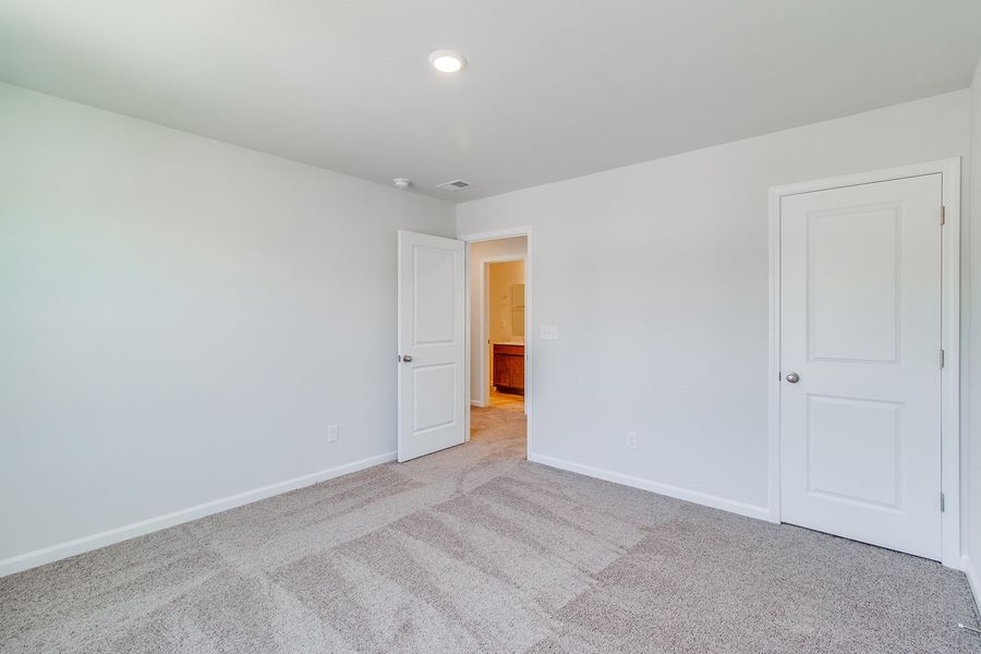 Spacious, unfurnished interior of a new home in Bluefield, Lexington (Image 30).