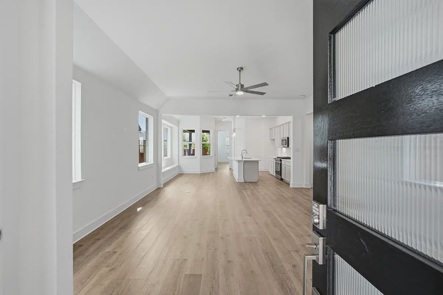 Spacious, unfurnished interior of a new home in Stillwater Ranch, San Antonio (Image 19).