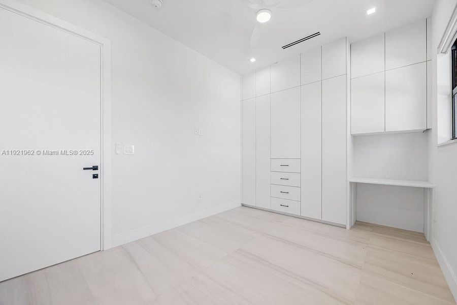 Spacious, unfurnished interior of a new home in , Fort Lauderdale (Image 85).