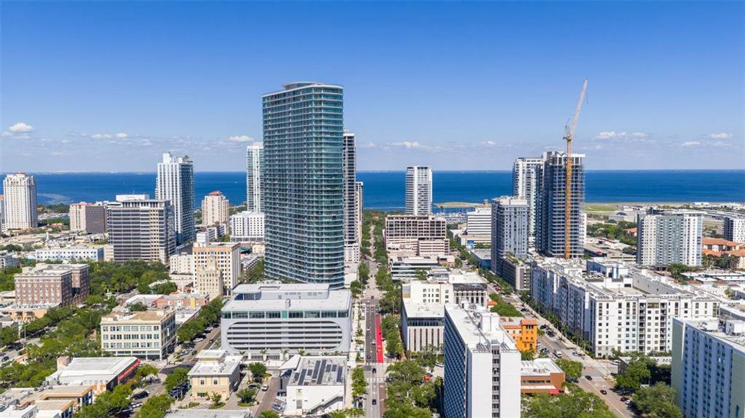 Condo located in St. Petersburg, FL showcasing its design and architecture (Image 36).