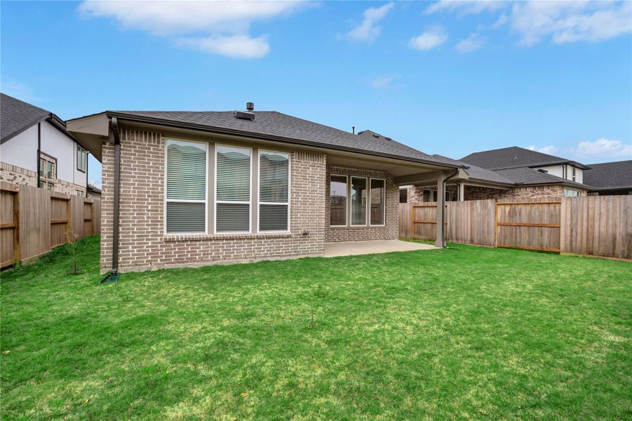Exterior details and patio area of a home in Cross Creek Ranch 45′, Fulshear (Image 4).