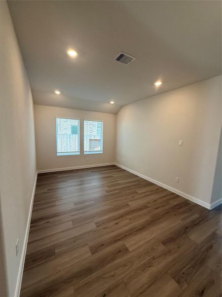 Spacious, unfurnished interior of a new home in Wall Street Village, Richmond (Image 30).