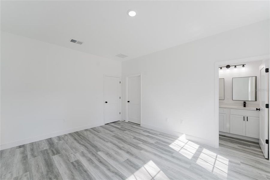 Spacious, unfurnished interior of a new home in , Ocala (Image 19).