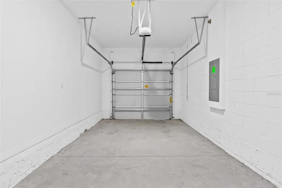 Spacious, unfurnished interior of a new home in , Winter Garden (Image 18).