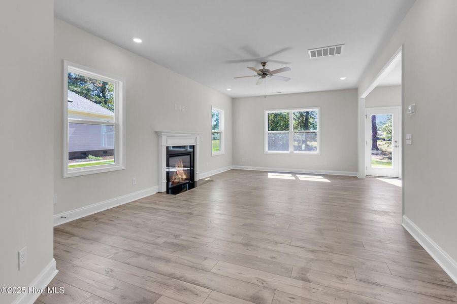 Spacious, unfurnished interior of a new home in Fairfield Harbour, New Bern (Image 13).