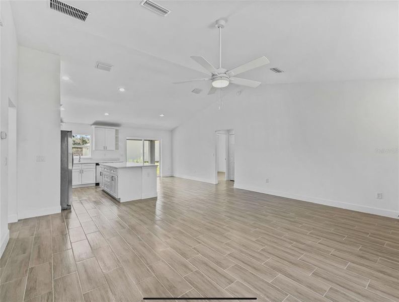 Spacious, unfurnished interior of a new home in , Ocala (Image 16).