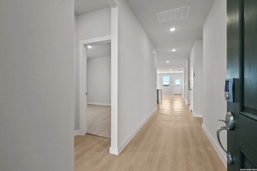 Spacious, unfurnished interior of a new home in Cinco Lakes, San Antonio (Image 21).