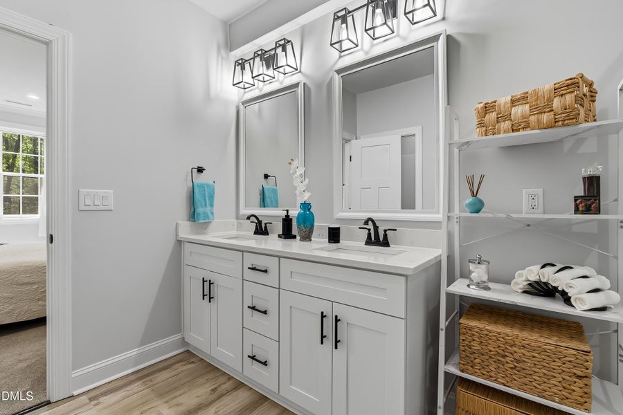 Dual sink vanity w/quartz countertops