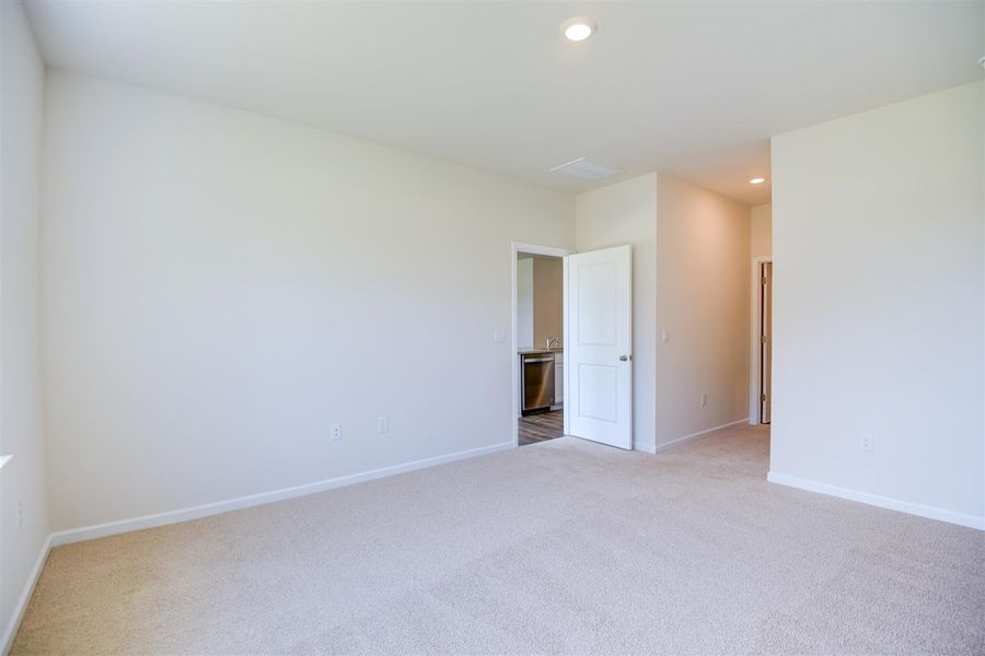 Representative unfurnished interior of a home built from the ARIA by D.R. Horton in West New Bern, New Bern (Image 25).