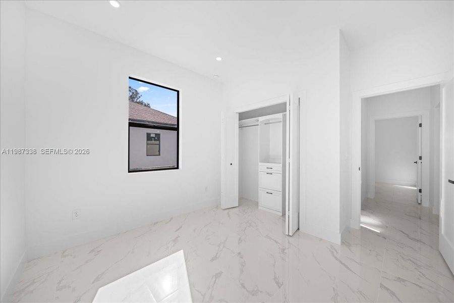 Spacious, unfurnished interior of a new home in , Lehigh Acres (Image 20).