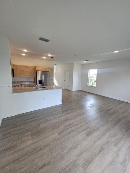 Spacious, unfurnished interior of a new home in , Orlando (Image 30).