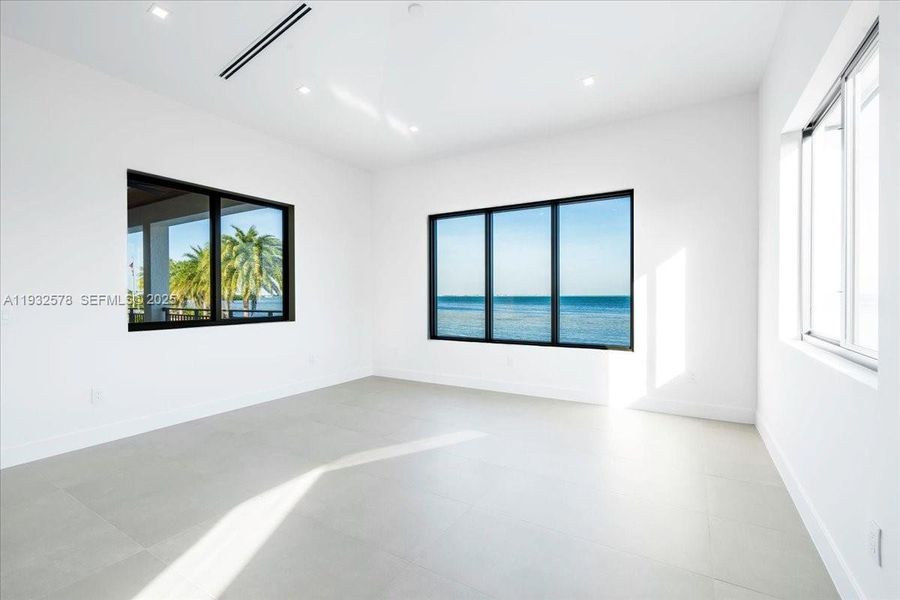 Spacious, unfurnished interior of a new home in , Marathon (Image 73).