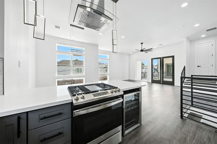 Kitchen, dining & living open concept