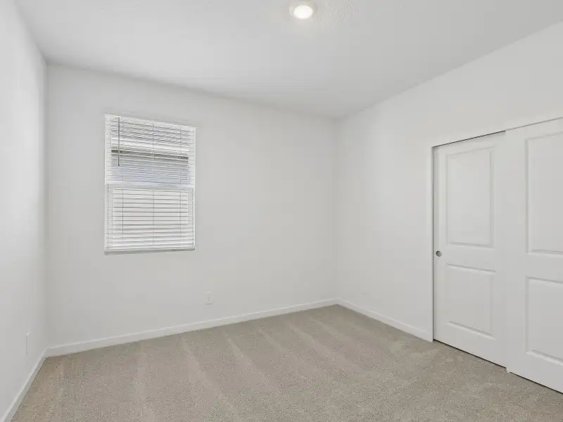 Spacious, unfurnished interior of a new home in Azalea Creek, Jacksonville (Image 10).