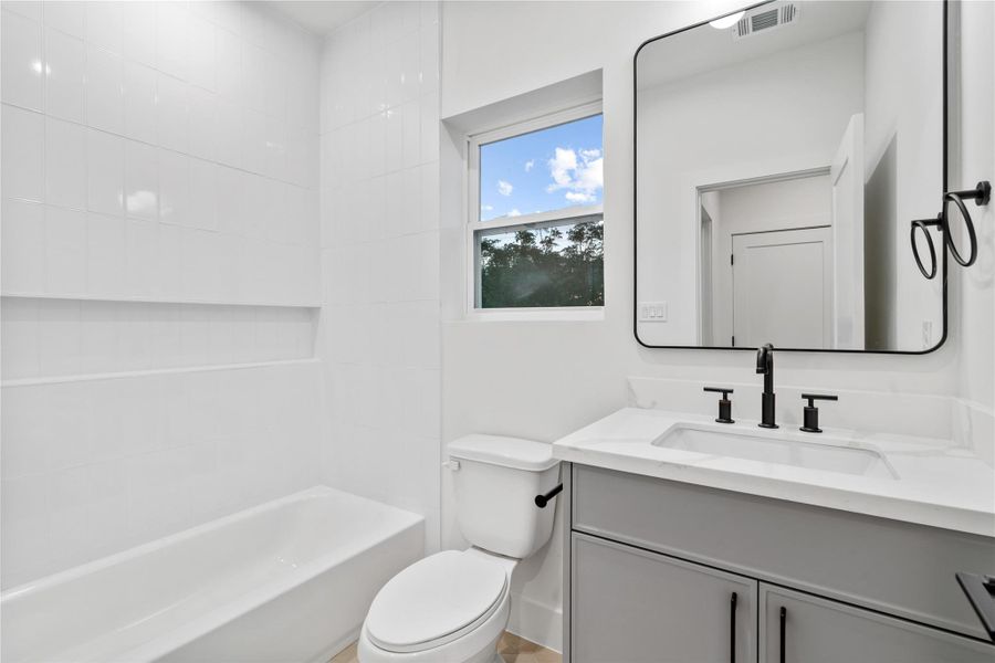 A modern and stylish secondary bathroom, designed with both luxury and functionality in mind. A modern and stylish secondary bathroom, designed with both luxury and functionality in mind.