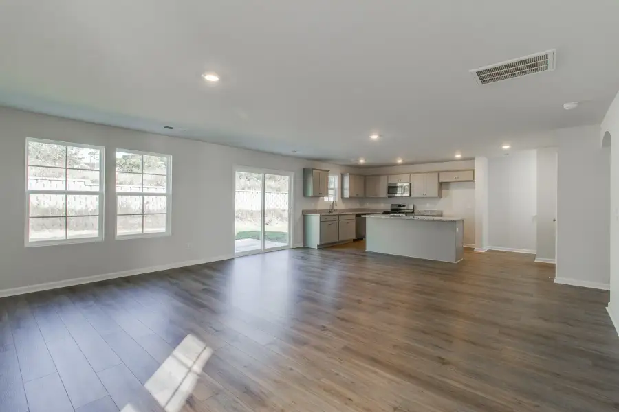 Spacious, unfurnished interior of a new home in Bluefield, Lexington (Image 22).