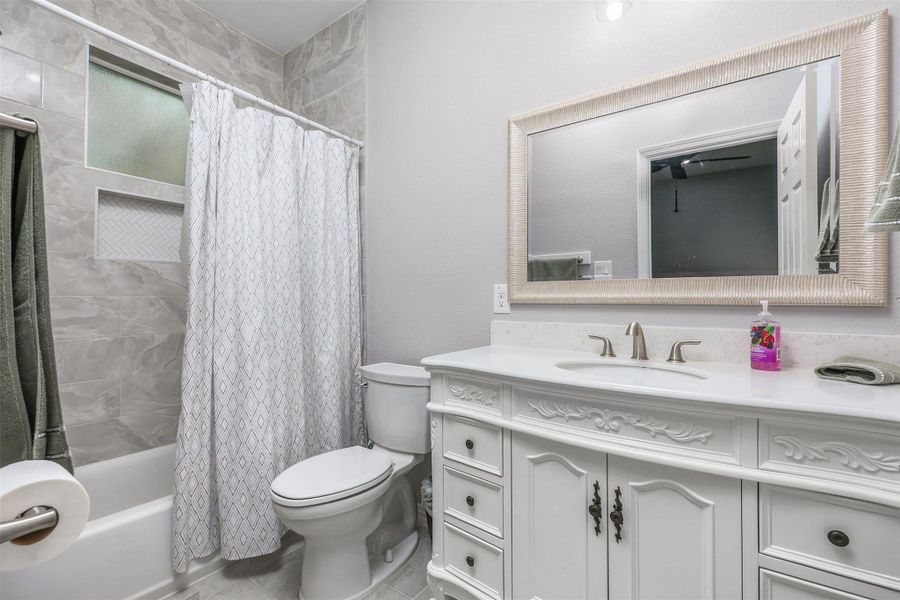 Start and end you day in comfort. Modern finishes create a spa-like atmosphere you’ll love. Start and end you day in comfort. Modern finishes create a spa-like atmosphere you’ll love.