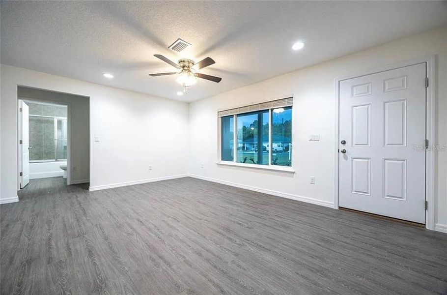 Spacious, unfurnished interior of a new home in , Silver Springs (Image 4).