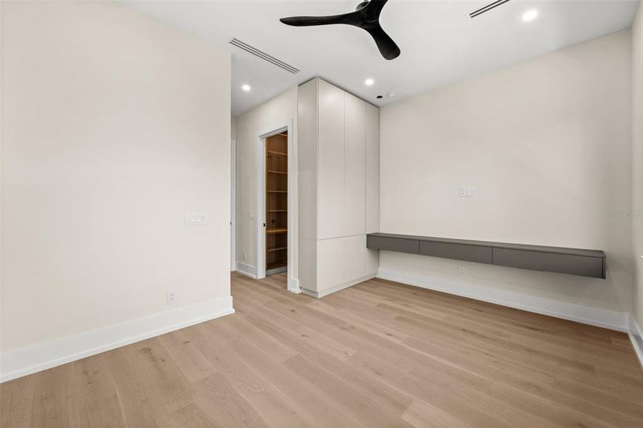 Spacious, unfurnished interior of a new home in , Sarasota (Image 53).