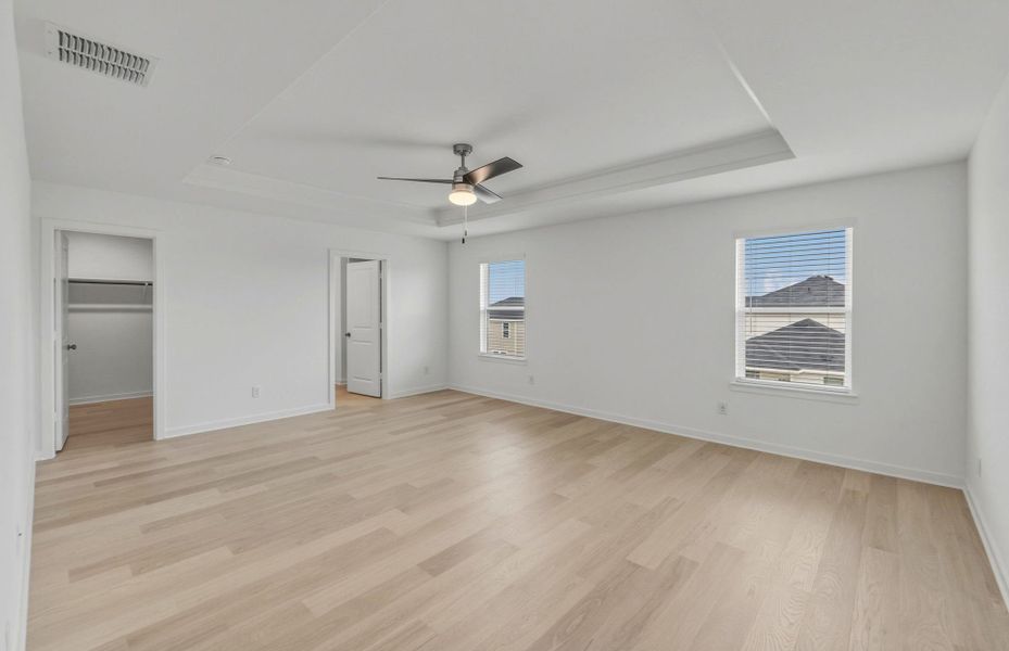 Spacious, unfurnished interior of a new home in Sunfield, Buda (Image 14).