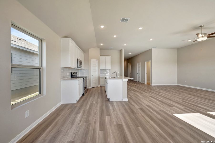 Spacious, unfurnished interior of a new home in Paloma Park, Converse (Image 17).