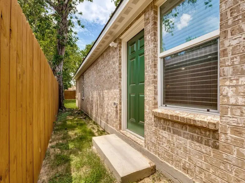 Exterior details and patio area of a home in , Dallas (Image 4).